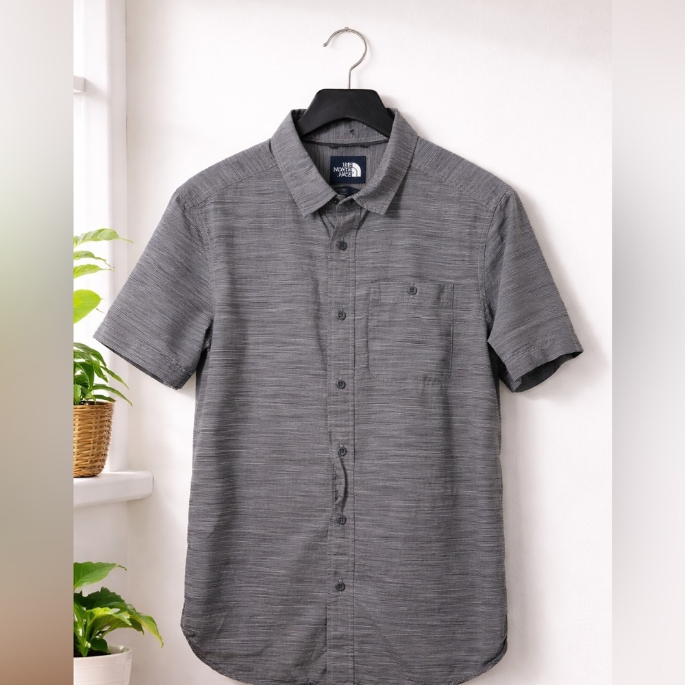 The North Face Men’s Gray Button Front Short Sleeve Shirt Size M Outdoor Casua